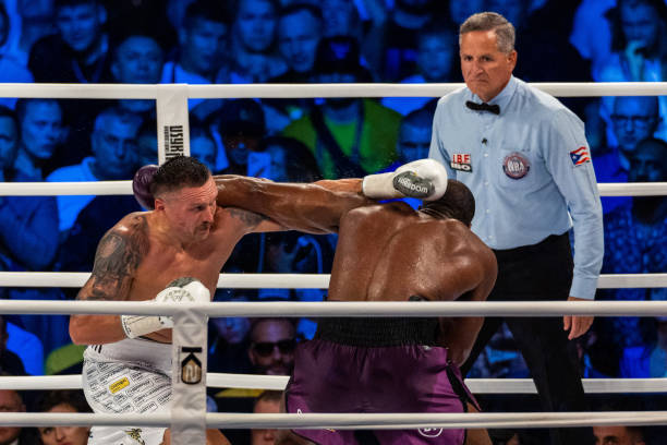 Usyk (left) and Dubois