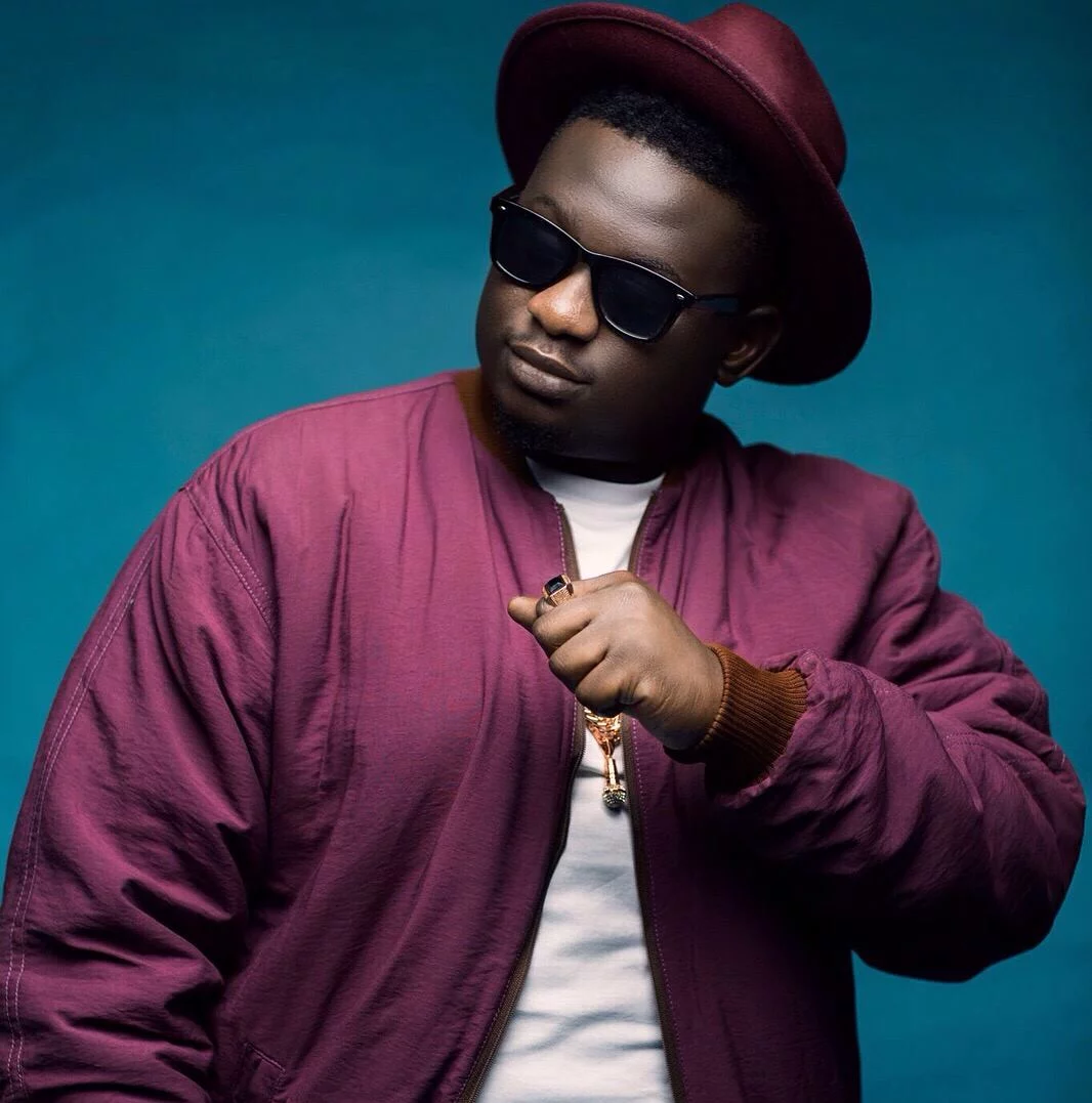 Wande Coal scolds a young boy reportedly asking him for money at Lagos airport